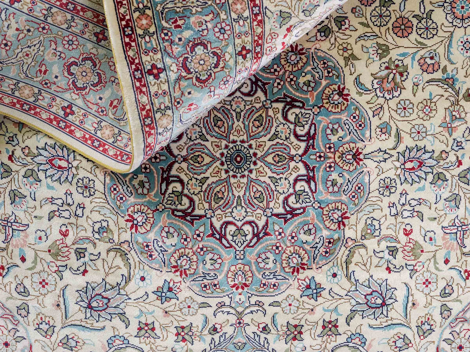 Sehr feiner, handgeknüpfter Khademi Orientteppich mit Hereke Design aus Seide, weiß, creme, blau. 248x79 cm. Vertrieb durch Jupiter Intl.