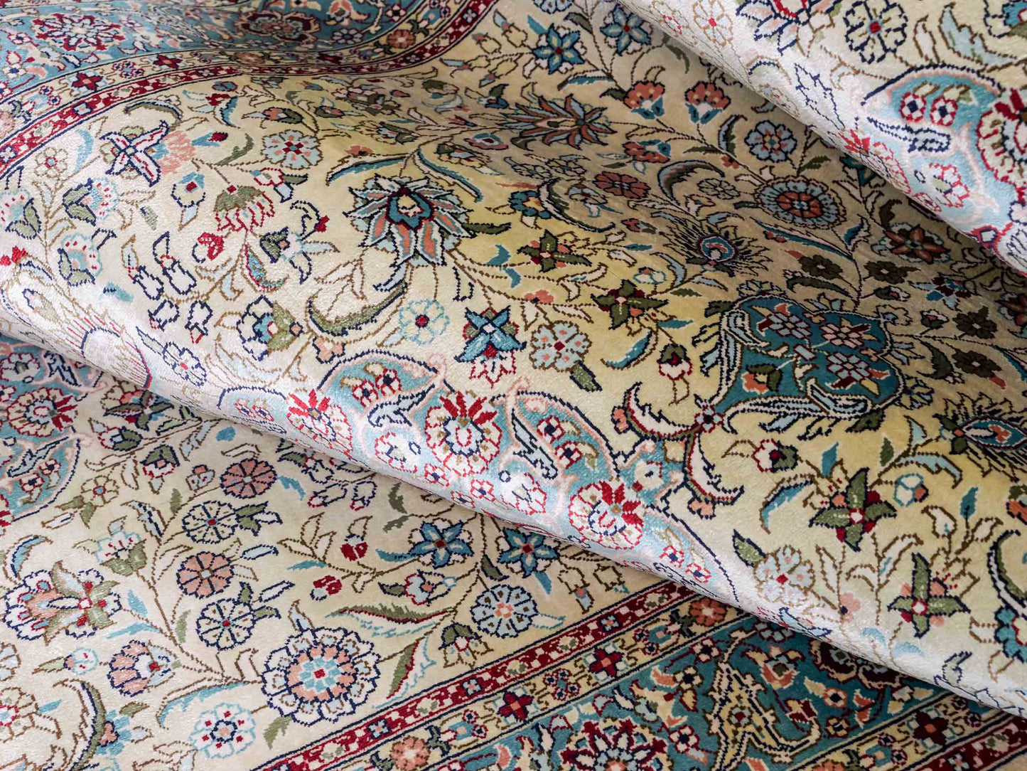 Sehr feiner, handgeknüpfter Khademi Orientteppich mit Hereke Design aus Seide, weiß, creme, blau. 248x79 cm. Vertrieb durch Jupiter Intl.