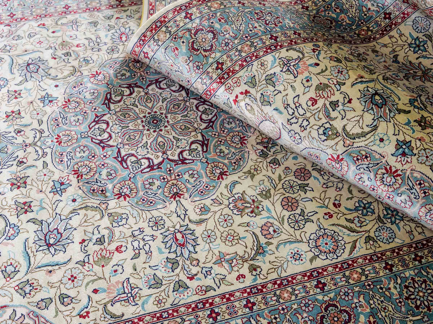 Sehr feiner, handgeknüpfter Khademi Orientteppich mit Hereke Design aus Seide, weiß, creme, blau. 248x79 cm. Vertrieb durch Jupiter Intl.