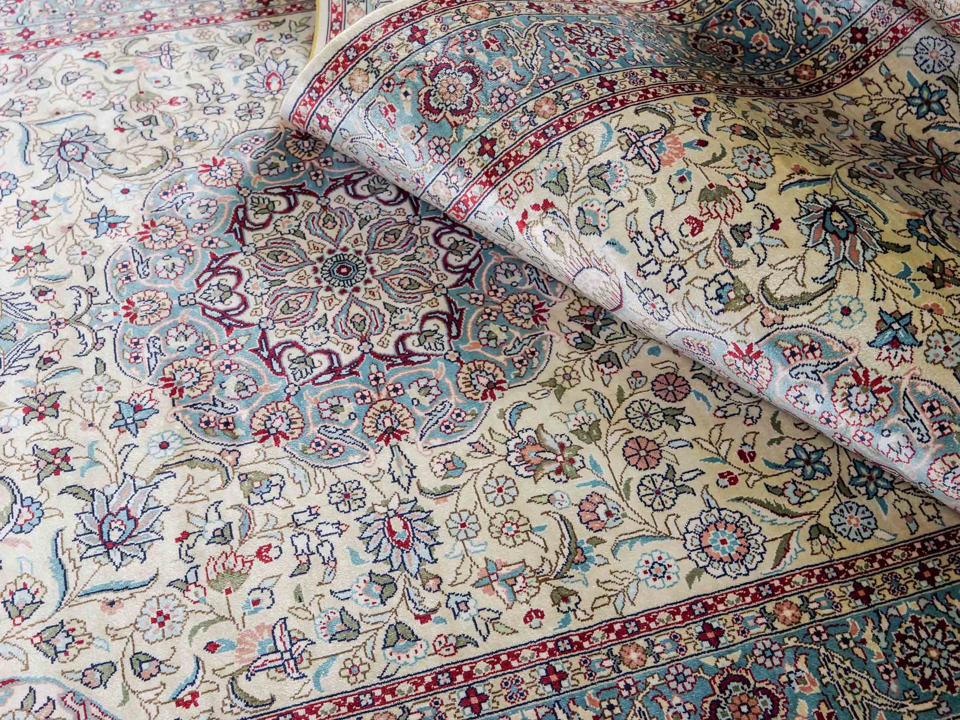 Sehr feiner, handgeknüpfter Khademi Orientteppich mit Hereke Design aus Seide, weiß, creme, blau. 248x79 cm. Vertrieb durch Jupiter Intl.