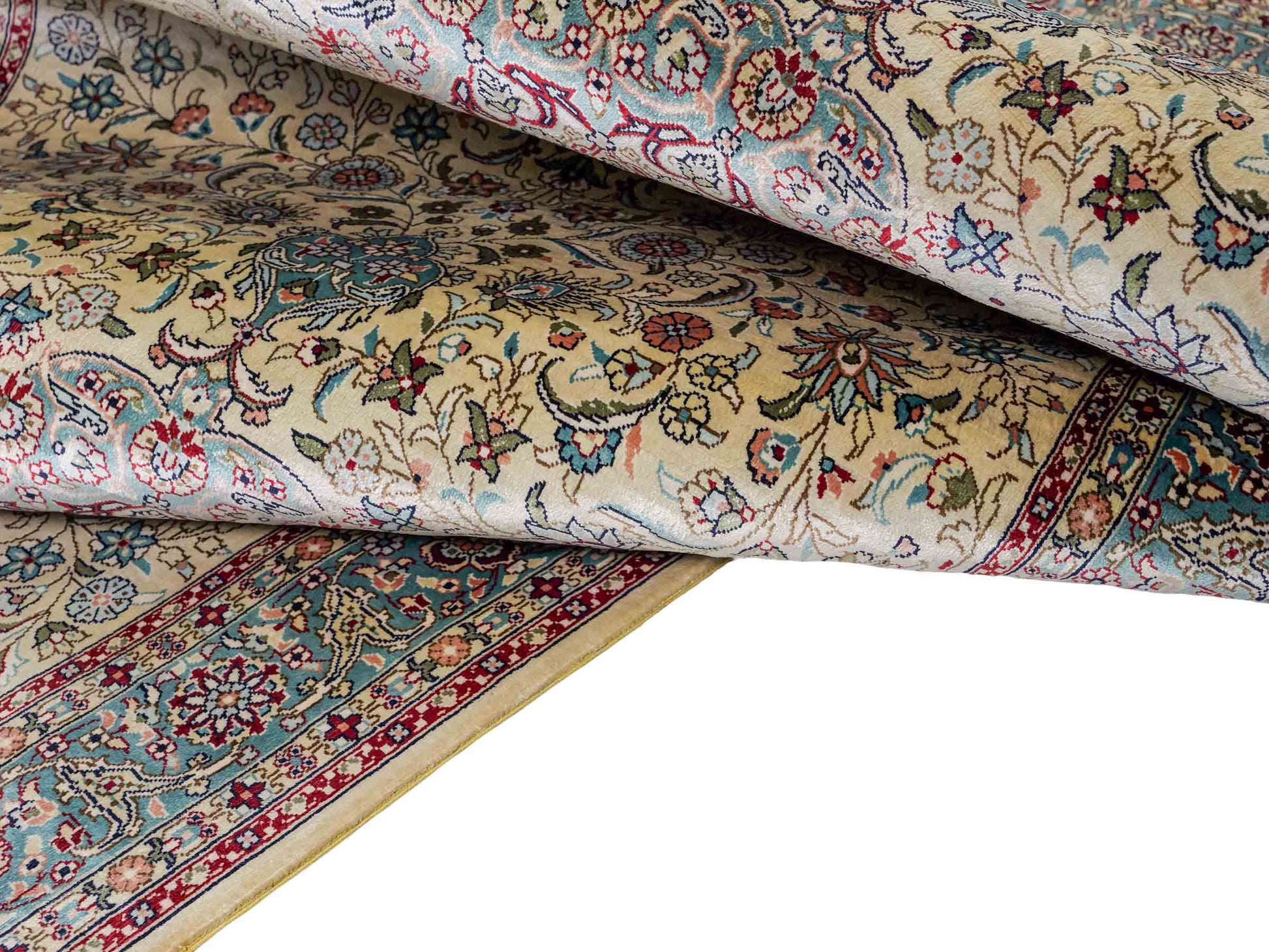 Sehr feiner, handgeknüpfter Khademi Orientteppich mit Hereke Design aus Seide, weiß, creme, blau. 248x79 cm. Vertrieb durch Jupiter Intl.