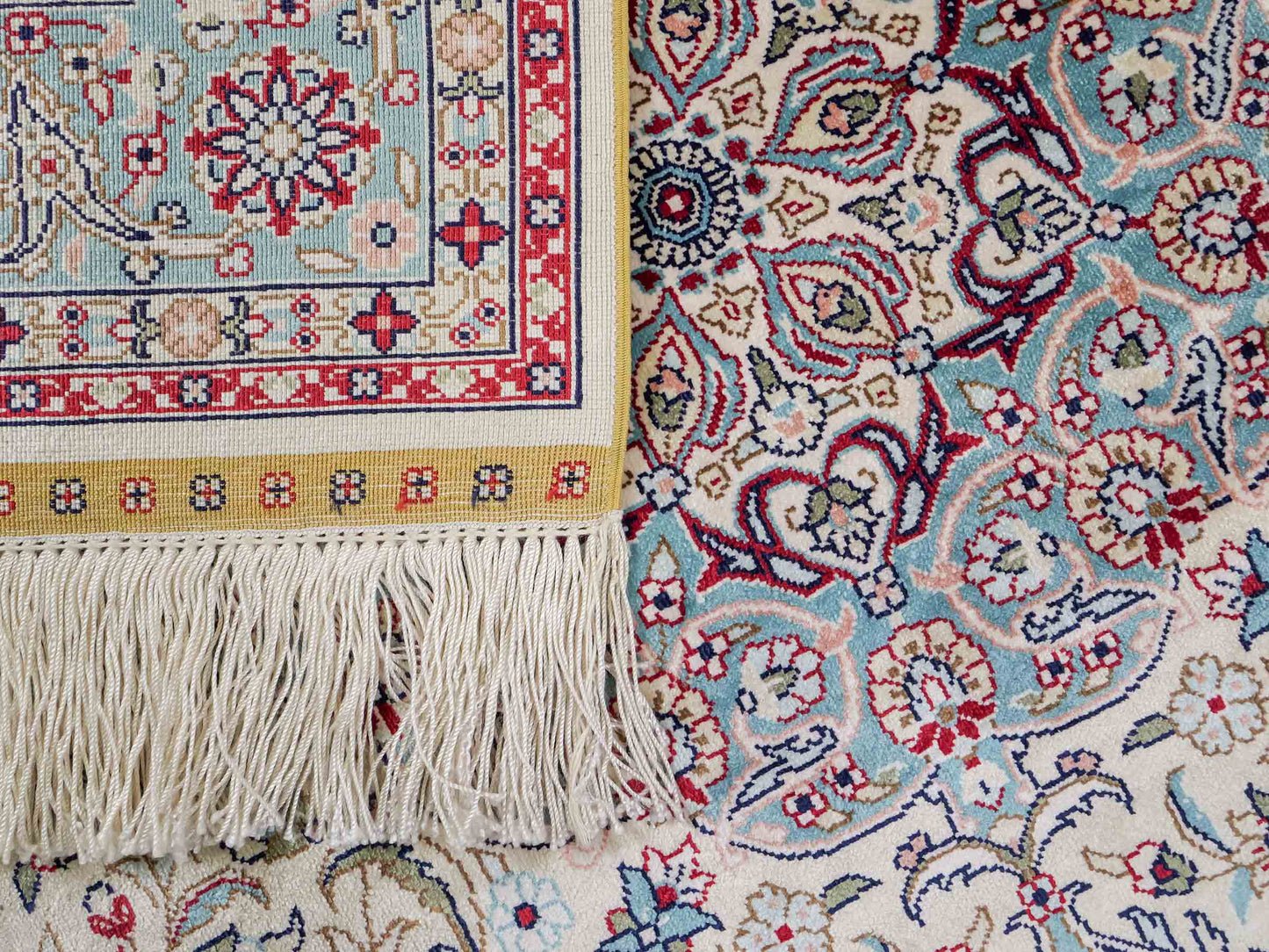Sehr feiner, handgeknüpfter Khademi Orientteppich mit Hereke Design aus Seide, weiß, creme, blau. 248x79 cm. Vertrieb durch Jupiter Intl.