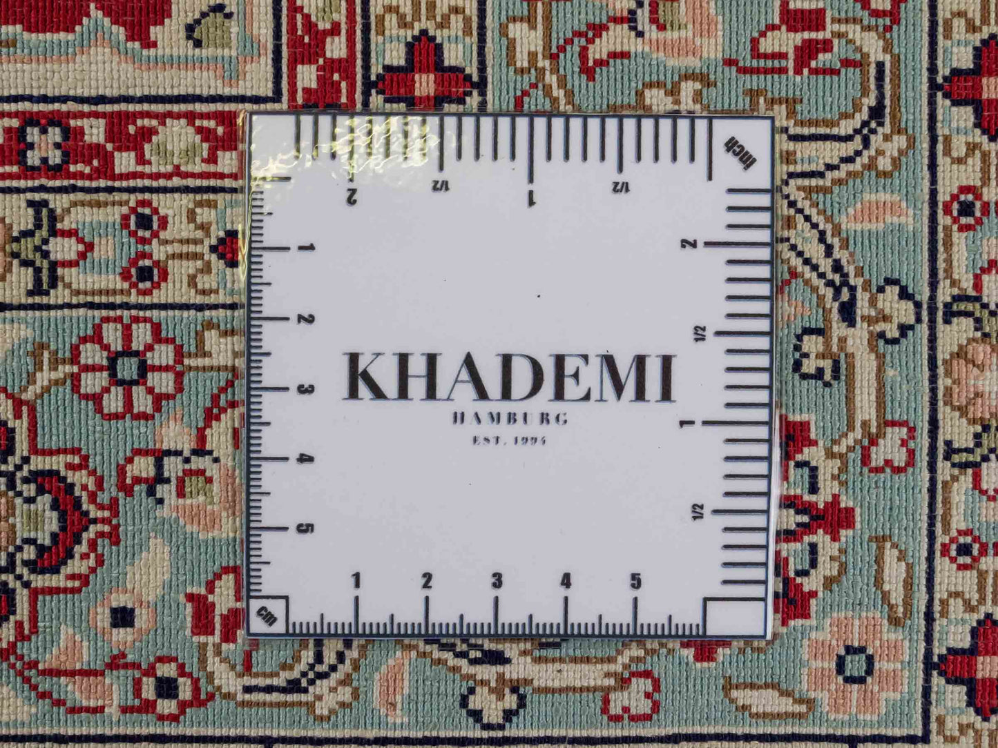Sehr feiner, handgeknüpfter Khademi Orientteppich mit Hereke Design aus Seide, weiß, creme, blau. 248x79 cm. Vertrieb durch Jupiter Intl.