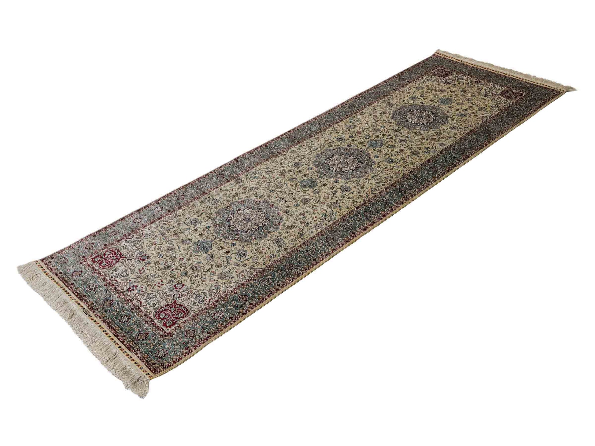 Sehr feiner, handgeknüpfter Khademi Orientteppich mit Hereke Design aus Seide, weiß, creme, blau. 248x79 cm. Vertrieb durch Jupiter Intl.