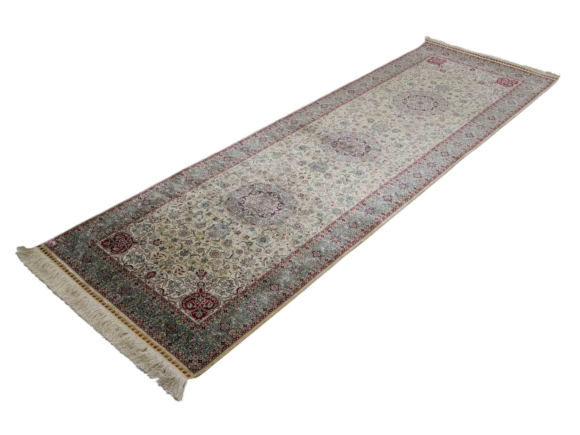 Sehr feiner, handgeknüpfter Khademi Orientteppich mit Hereke Design aus Seide, weiß, creme, blau. 248x79 cm. Vertrieb durch Jupiter Intl.