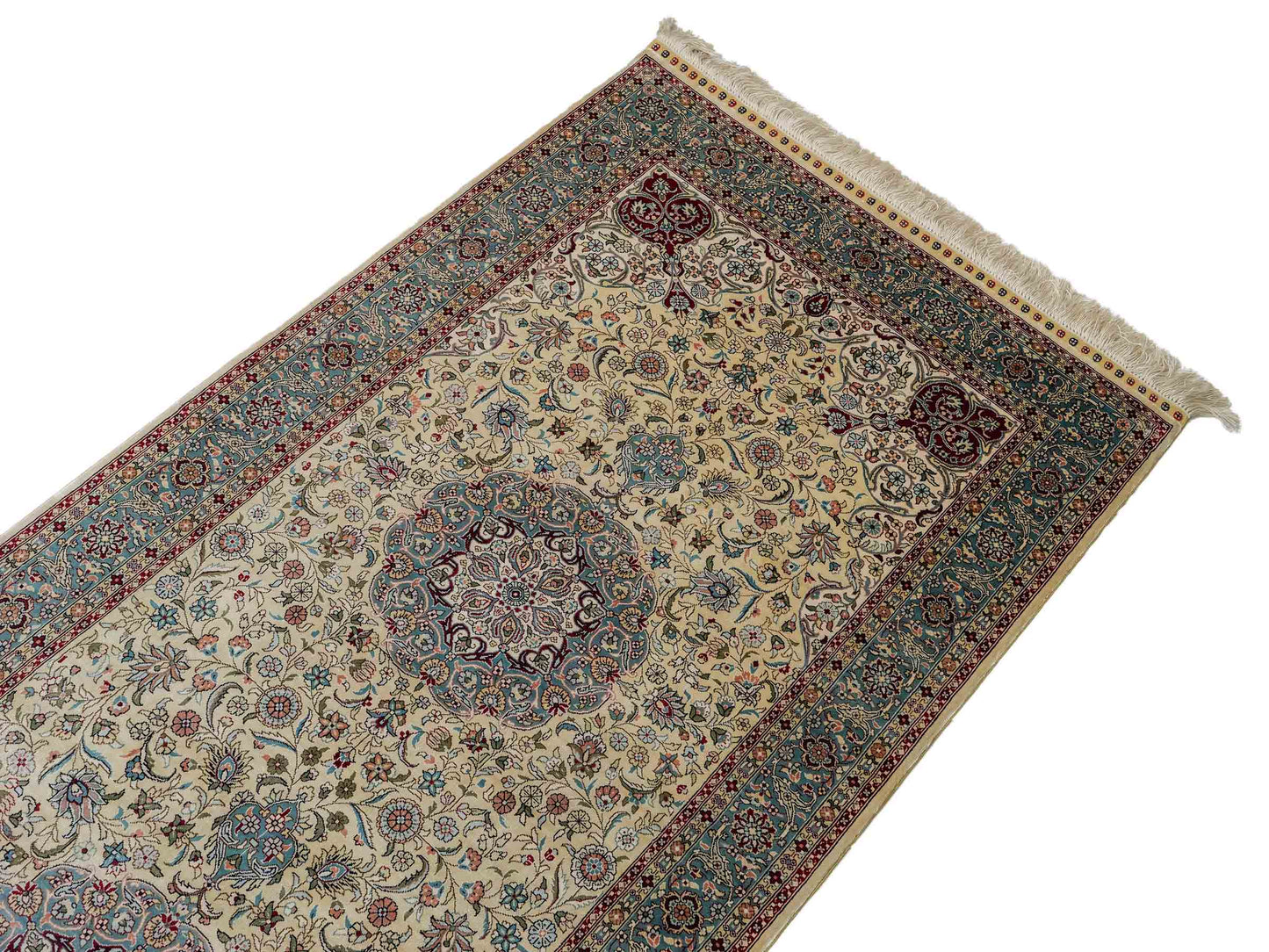 Sehr feiner, handgeknüpfter Khademi Orientteppich mit Hereke Design aus Seide, weiß, creme, blau. 248x79 cm. Vertrieb durch Jupiter Intl.