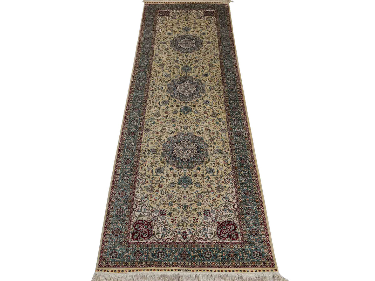 Sehr feiner, handgeknüpfter Khademi Orientteppich mit Hereke Design aus Seide, weiß, creme, blau. 248x79 cm. Vertrieb durch Jupiter Intl.