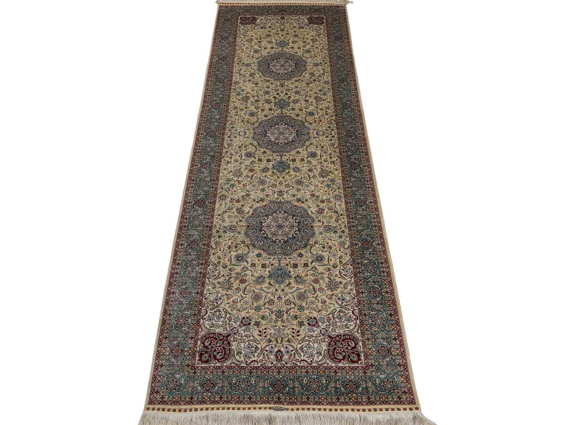 Sehr feiner, handgeknüpfter Khademi Orientteppich mit Hereke Design aus Seide, weiß, creme, blau. 248x79 cm. Vertrieb durch Jupiter Intl.