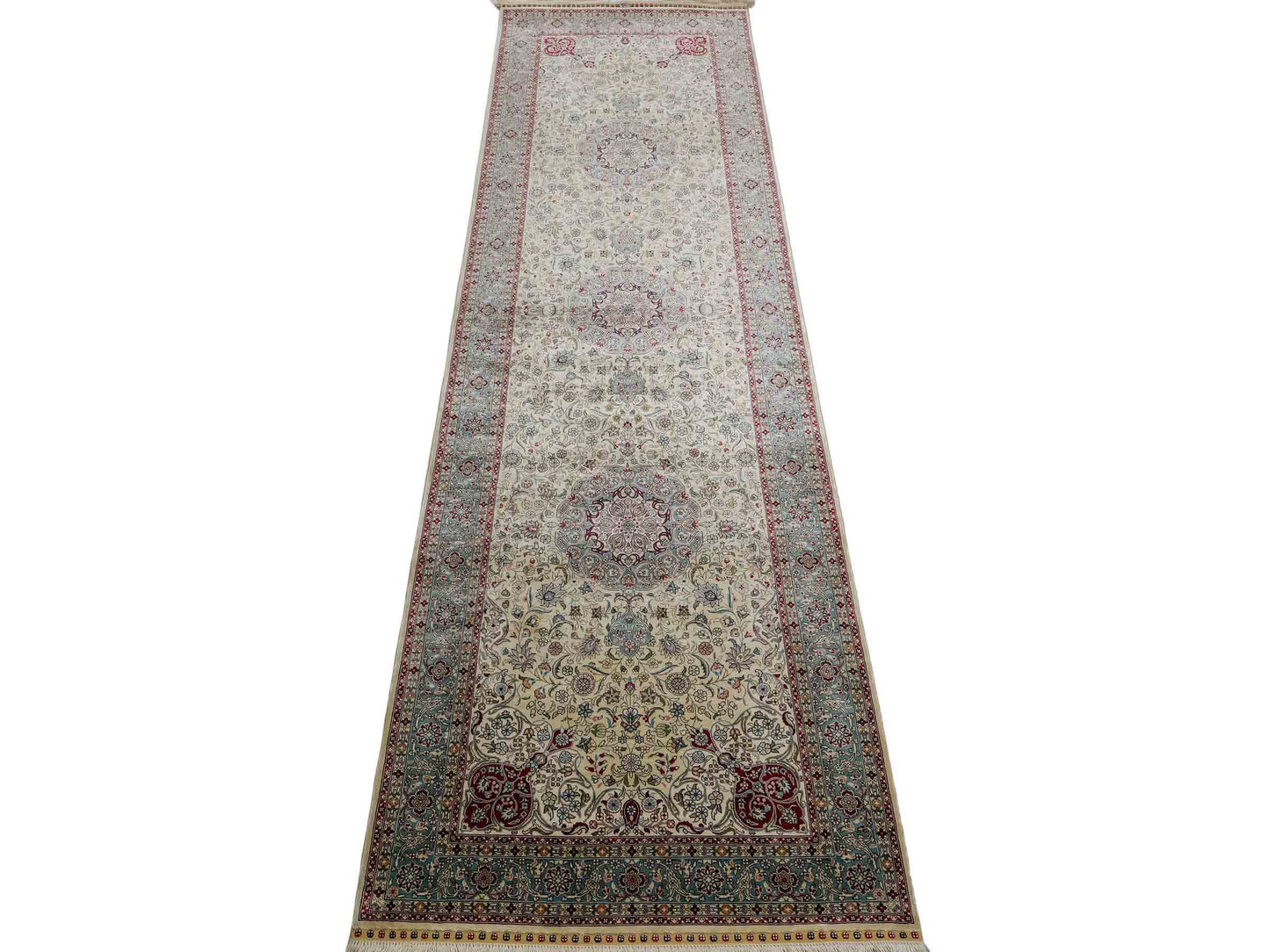 Sehr feiner, handgeknüpfter Khademi Orientteppich mit Hereke Design aus Seide, weiß, creme, blau. 248x79 cm. Vertrieb durch Jupiter Intl.