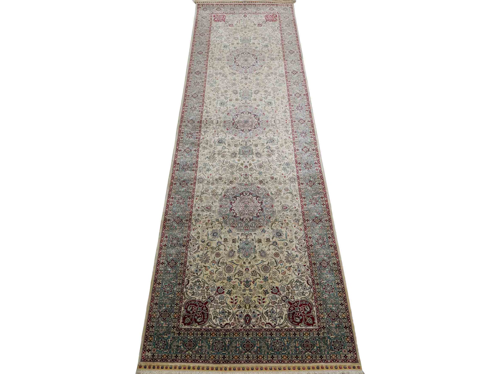 Sehr feiner, handgeknüpfter Khademi Orientteppich mit Hereke Design aus Seide, weiß, creme, blau. 248x79 cm. Vertrieb durch Jupiter Intl.