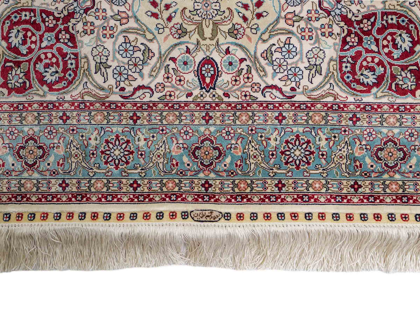 Sehr feiner, handgeknüpfter Khademi Orientteppich mit Hereke Design aus Seide, weiß, creme, blau. 248x79 cm. Vertrieb durch Jupiter Intl.