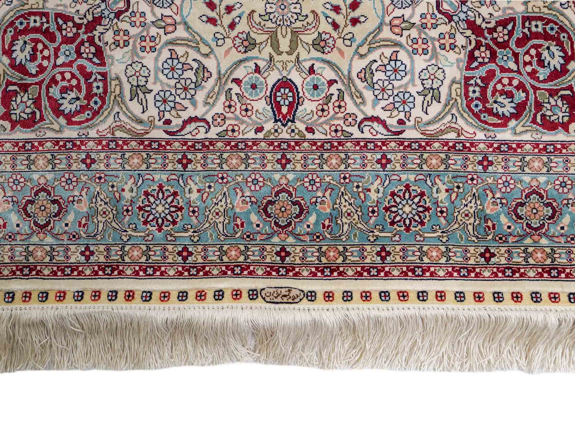 Sehr feiner, handgeknüpfter Khademi Orientteppich mit Hereke Design aus Seide, weiß, creme, blau. 248x79 cm. Vertrieb durch Jupiter Intl.