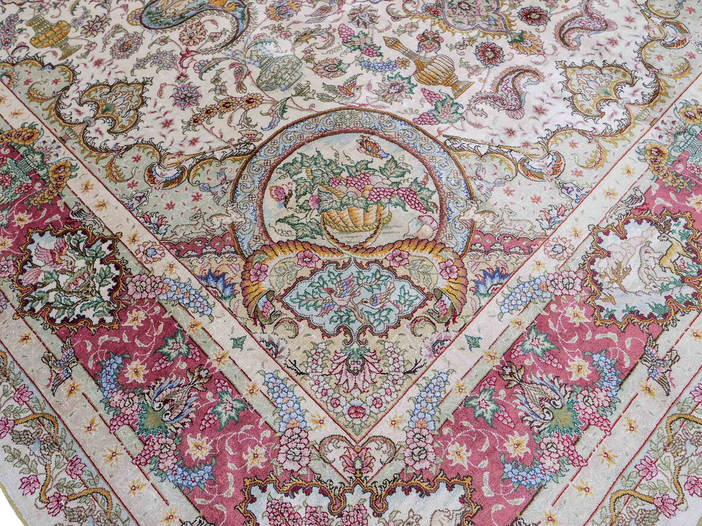 Sehr feiner, handgeknüpfter Khademi Orientteppich mit Hereke Design aus reiner Seide, creme, rosa, weiß. 276x189 cm. Vertrieb durch Jupiter Intl.
