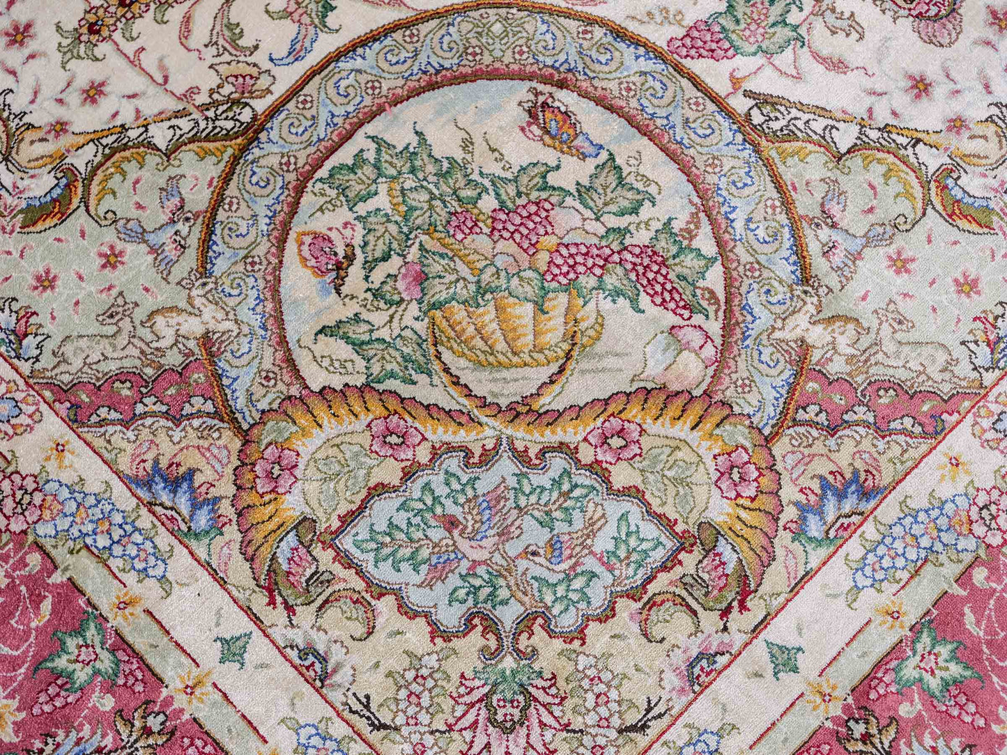 Sehr feiner, handgeknüpfter Khademi Orientteppich mit Hereke Design aus reiner Seide, creme, rosa, weiß. 276x189 cm. Vertrieb durch Jupiter Intl.