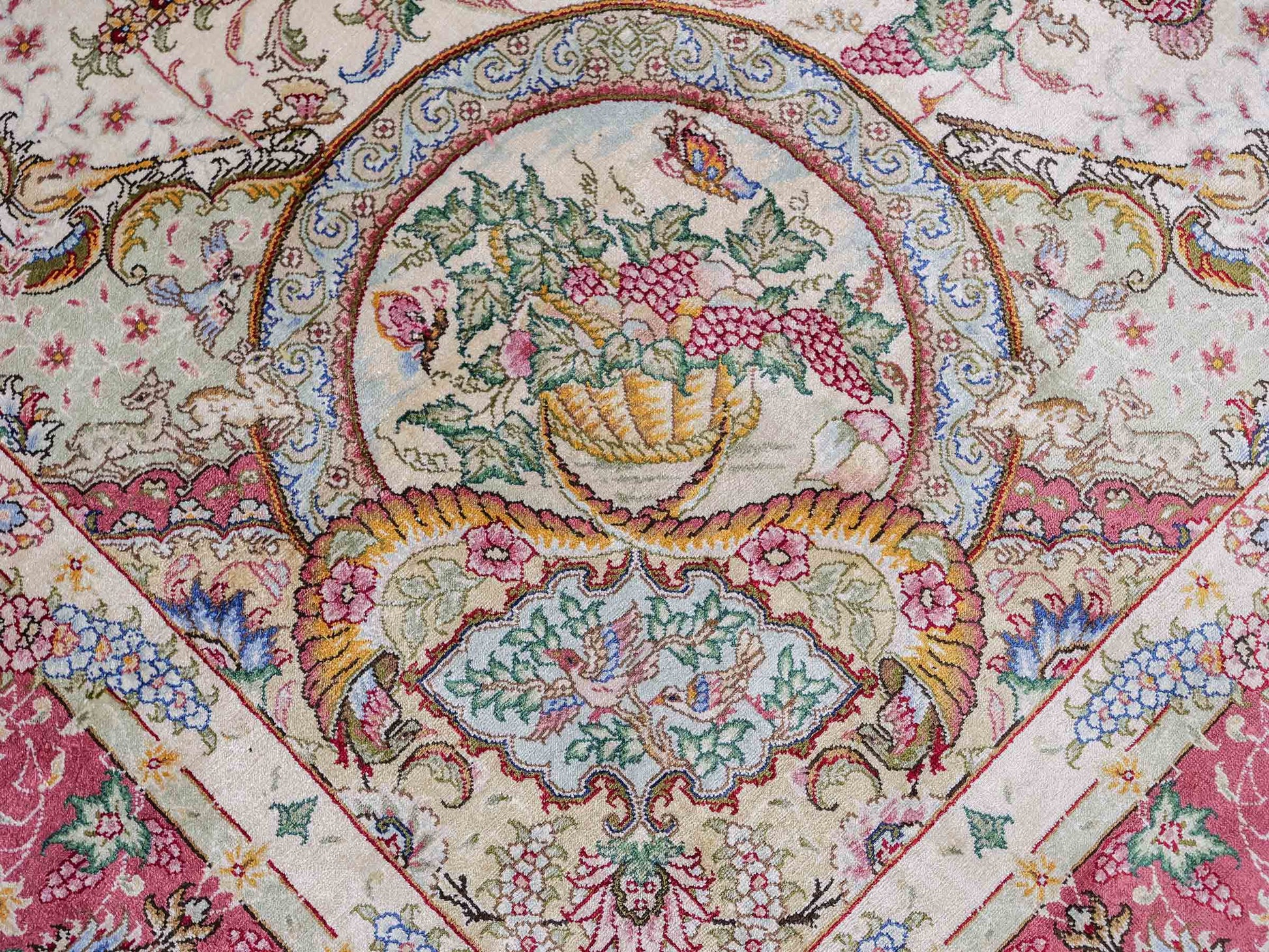 Sehr feiner, handgeknüpfter Khademi Orientteppich mit Hereke Design aus reiner Seide, creme, rosa, weiß. 276x189 cm. Vertrieb durch Jupiter Intl.