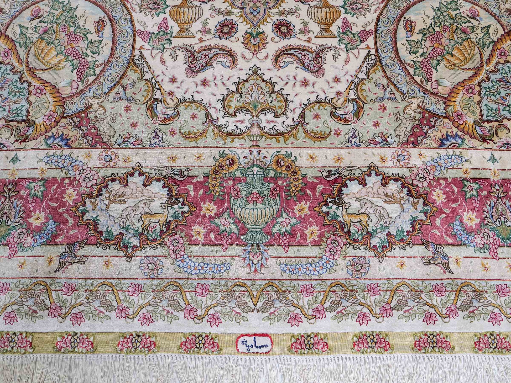 Sehr feiner, handgeknüpfter Khademi Orientteppich mit Hereke Design aus reiner Seide, creme, rosa, weiß. 276x189 cm. Vertrieb durch Jupiter Intl.