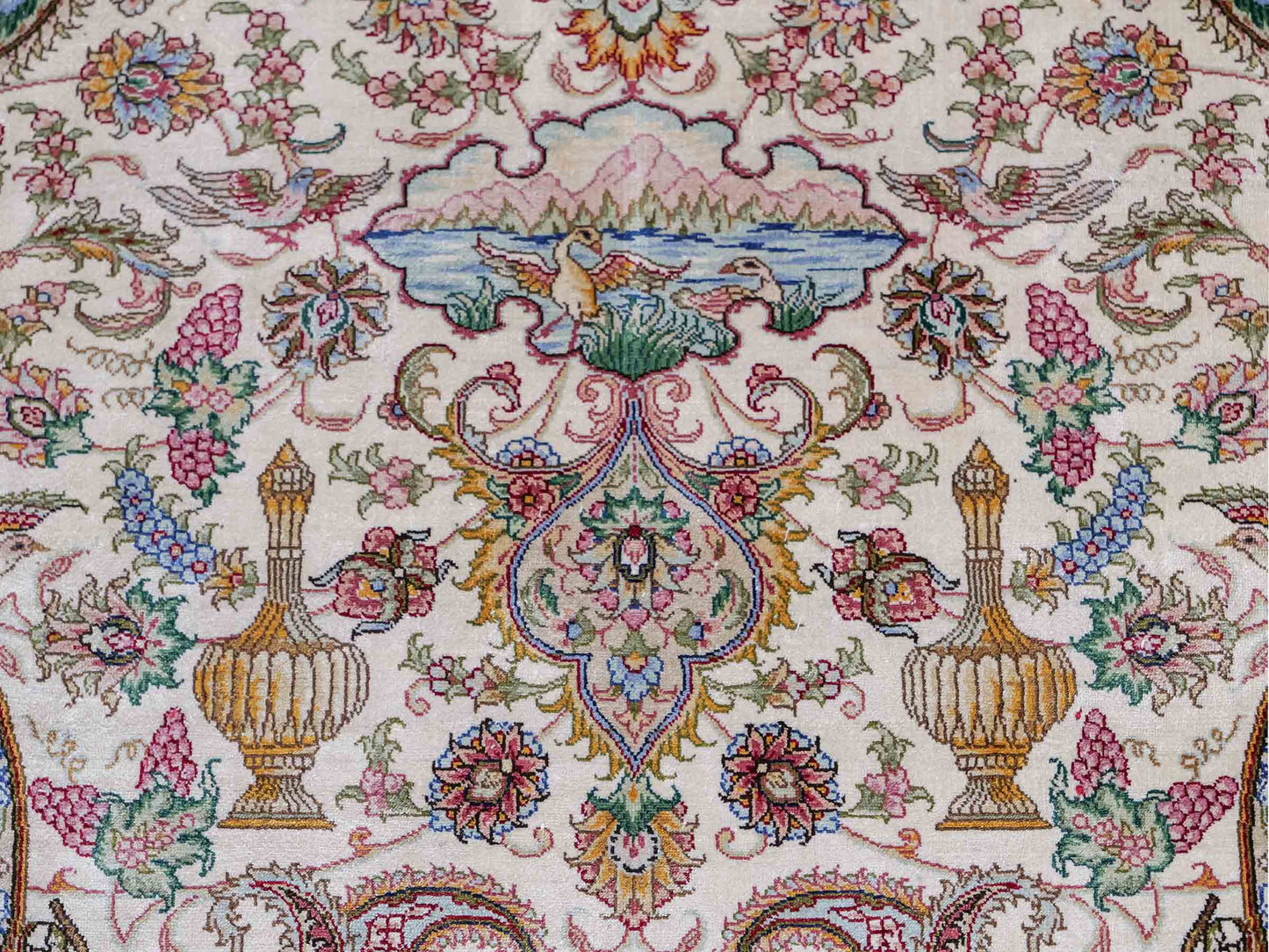Sehr feiner, handgeknüpfter Khademi Orientteppich mit Hereke Design aus reiner Seide, creme, rosa, weiß. 276x189 cm. Vertrieb durch Jupiter Intl.