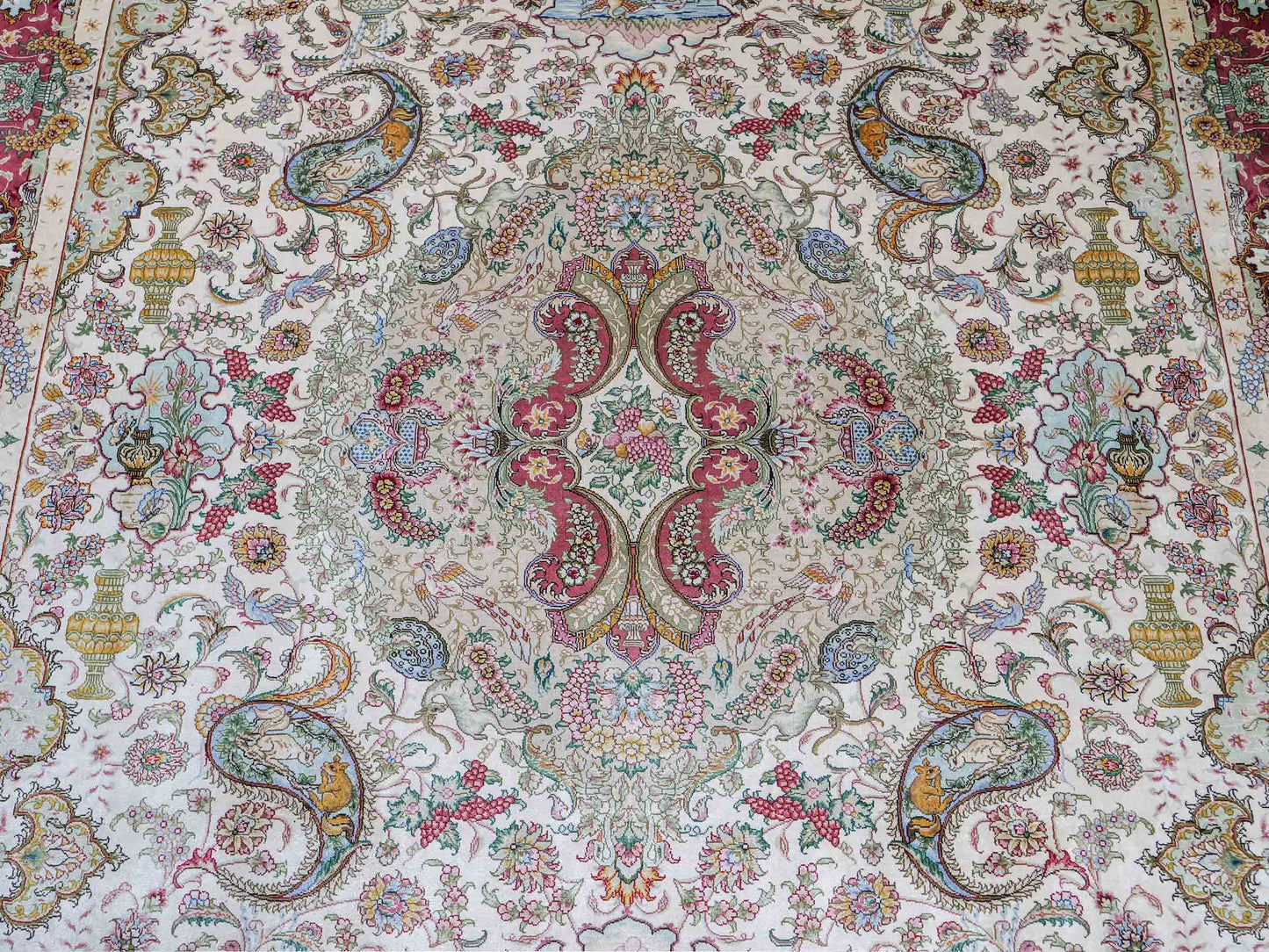 Sehr feiner, handgeknüpfter Khademi Orientteppich mit Hereke Design aus reiner Seide, creme, rosa, weiß. 276x189 cm. Vertrieb durch Jupiter Intl.