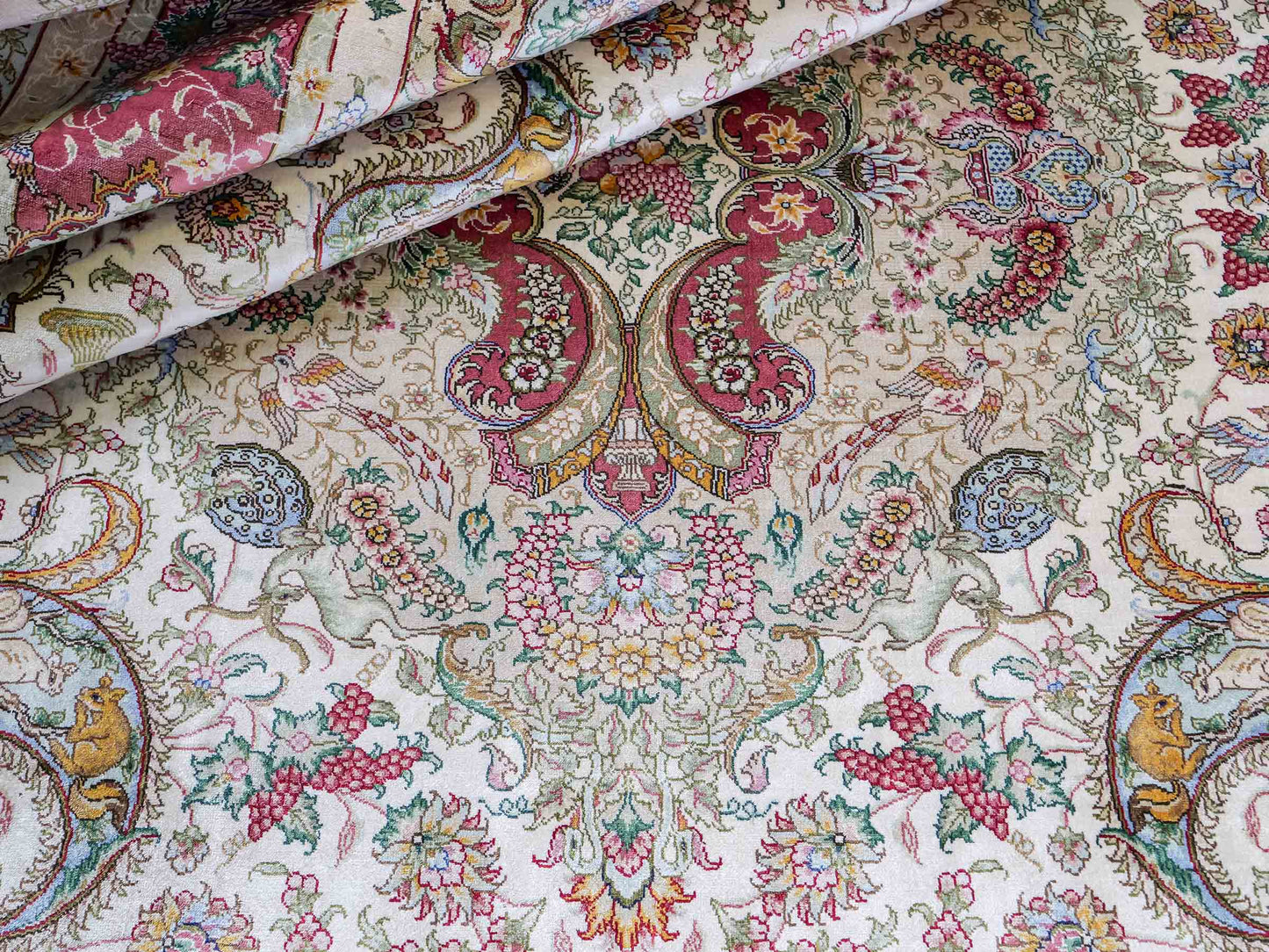 Sehr feiner, handgeknüpfter Khademi Orientteppich mit Hereke Design aus reiner Seide, creme, rosa, weiß. 276x189 cm. Vertrieb durch Jupiter Intl.