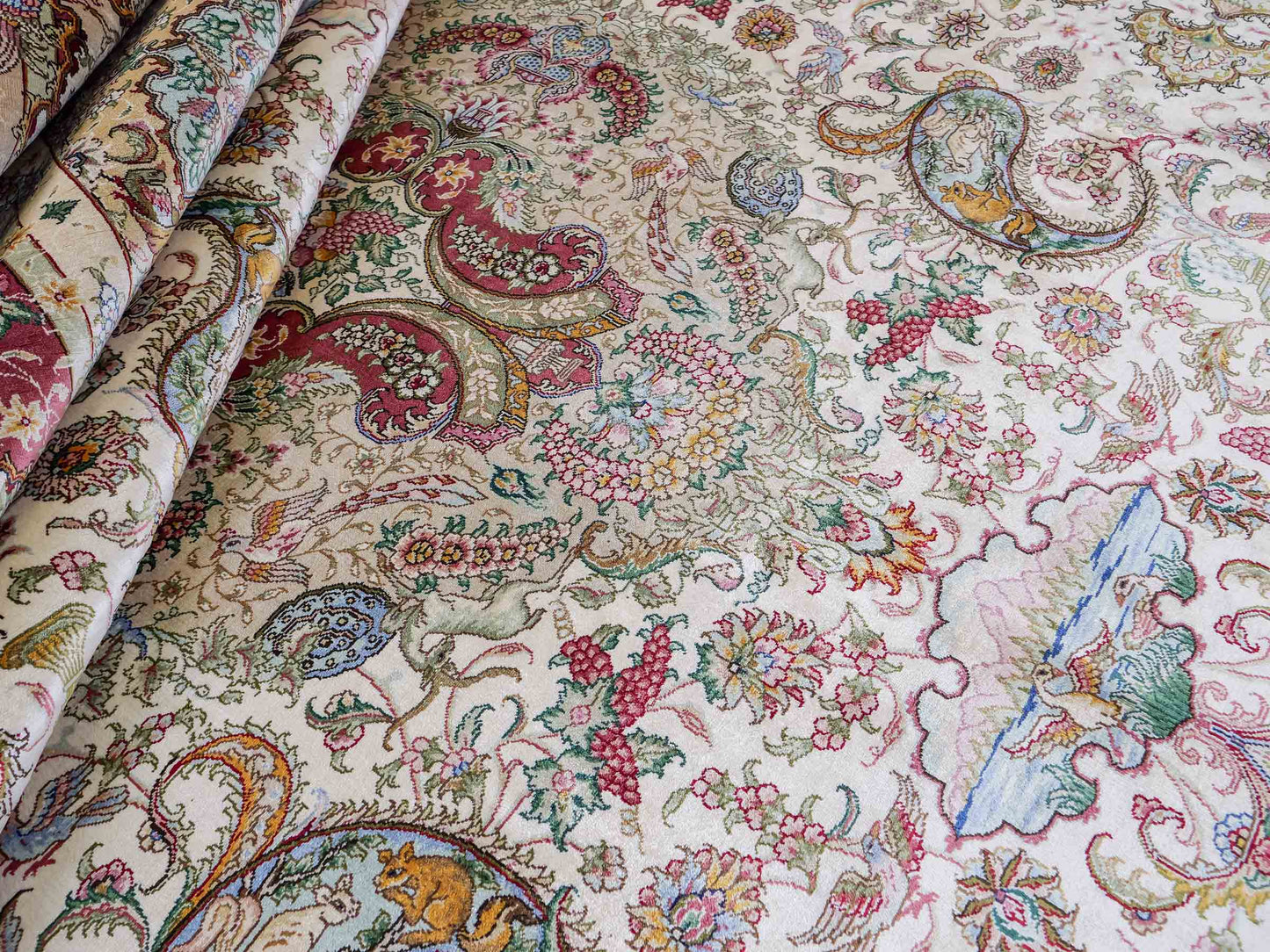 Sehr feiner, handgeknüpfter Khademi Orientteppich mit Hereke Design aus reiner Seide, creme, rosa, weiß. 276x189 cm. Vertrieb durch Jupiter Intl.