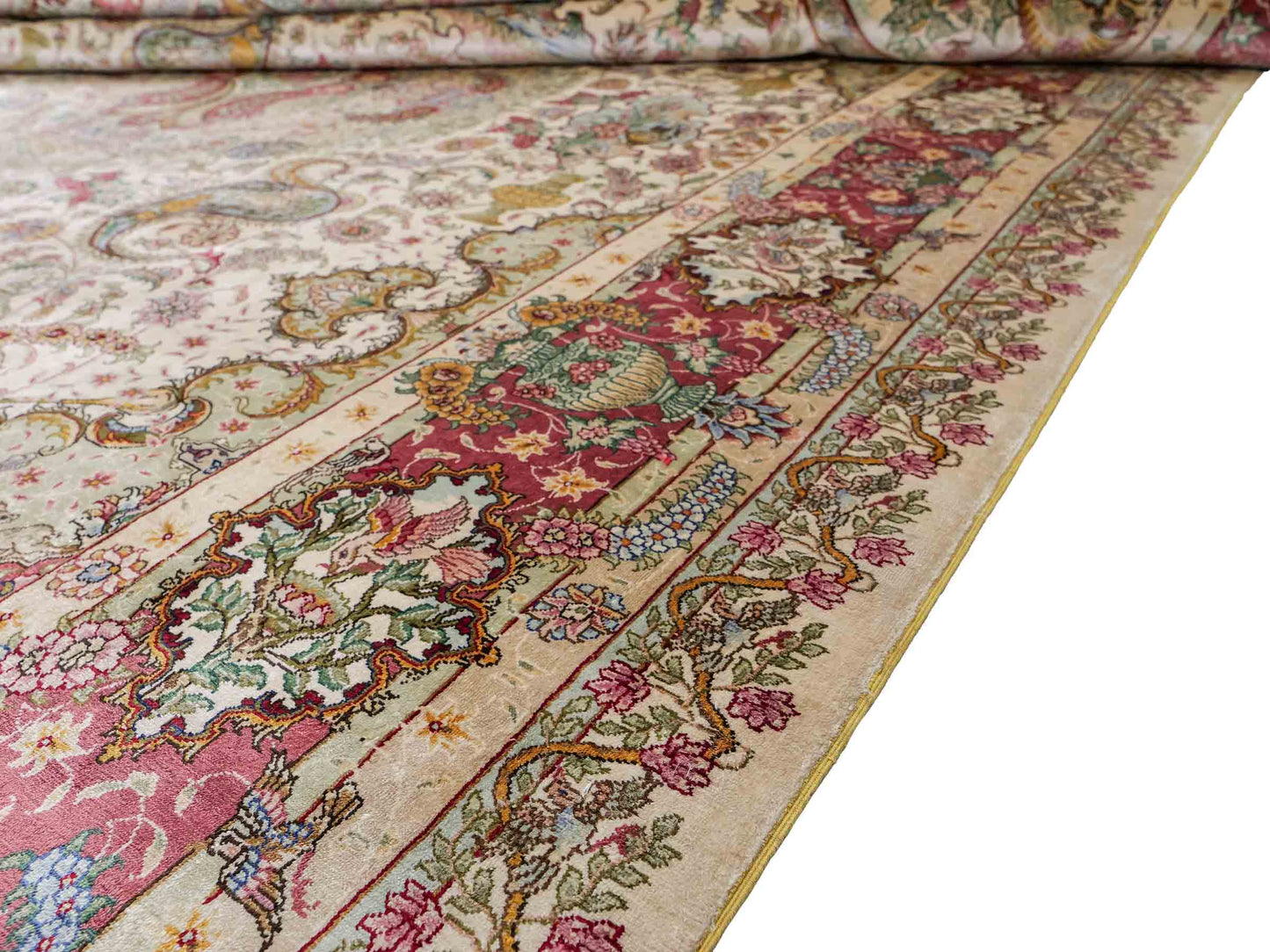 Sehr feiner, handgeknüpfter Khademi Orientteppich mit Hereke Design aus reiner Seide, creme, rosa, weiß. 276x189 cm. Vertrieb durch Jupiter Intl.