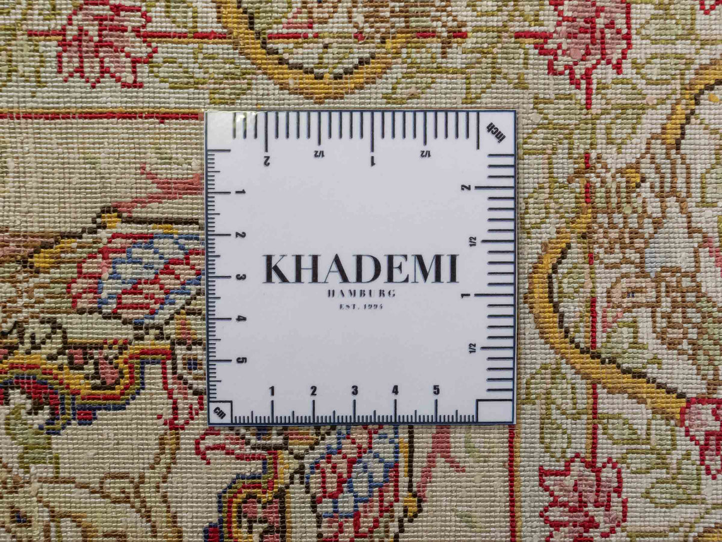 Sehr feiner, handgeknüpfter Khademi Orientteppich mit Hereke Design aus reiner Seide, creme, rosa, weiß. 276x189 cm. Vertrieb durch Jupiter Intl.