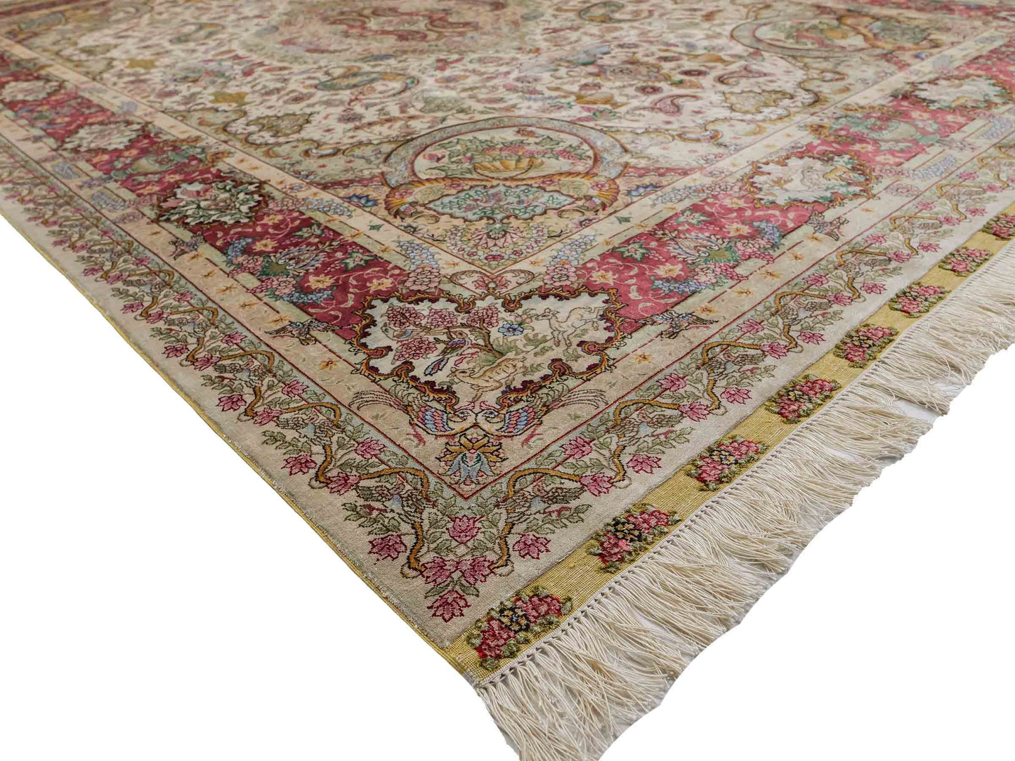 Sehr feiner, handgeknüpfter Khademi Orientteppich mit Hereke Design aus reiner Seide, creme, rosa, weiß. 276x189 cm. Vertrieb durch Jupiter Intl.
