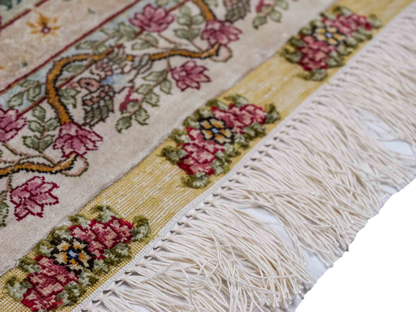 Sehr feiner, handgeknüpfter Khademi Orientteppich mit Hereke Design aus reiner Seide, creme, rosa, weiß. 276x189 cm. Vertrieb durch Jupiter Intl.