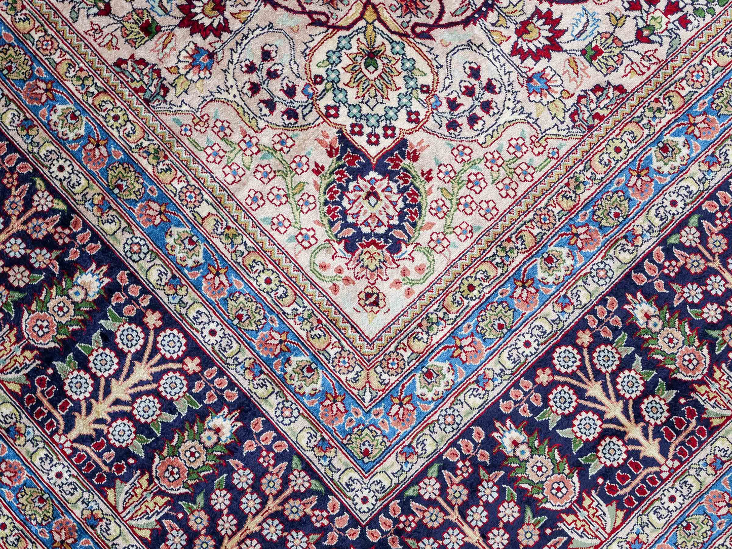 Sehr feiner, handgeknüpfter Khademi Orientteppich mit Hereke Design aus reiner Seide, weiß, blau. 277x184 cm. Vertrieb durch Jupiter Intl.