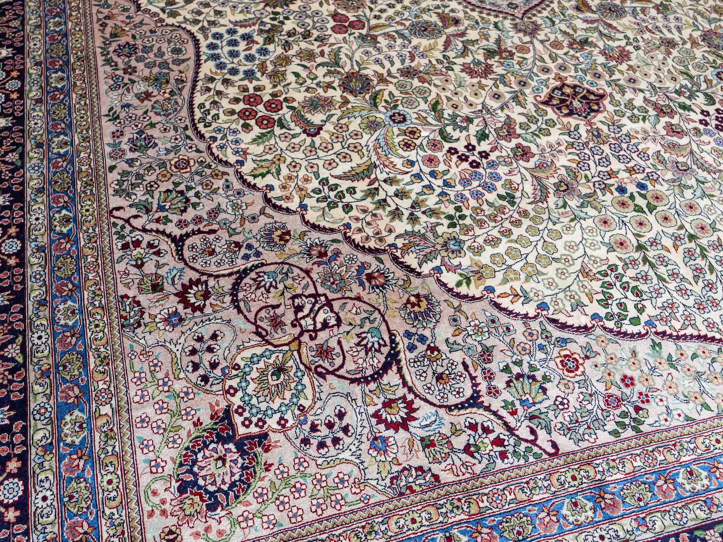 Sehr feiner, handgeknüpfter Khademi Orientteppich mit Hereke Design aus reiner Seide, weiß, blau. 277x184 cm. Vertrieb durch Jupiter Intl.