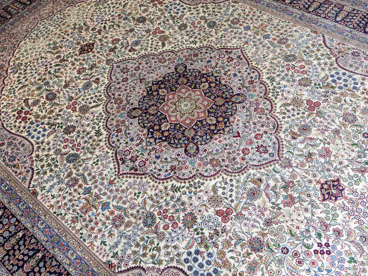 Sehr feiner, handgeknüpfter Khademi Orientteppich mit Hereke Design aus reiner Seide, weiß, blau. 277x184 cm. Vertrieb durch Jupiter Intl.