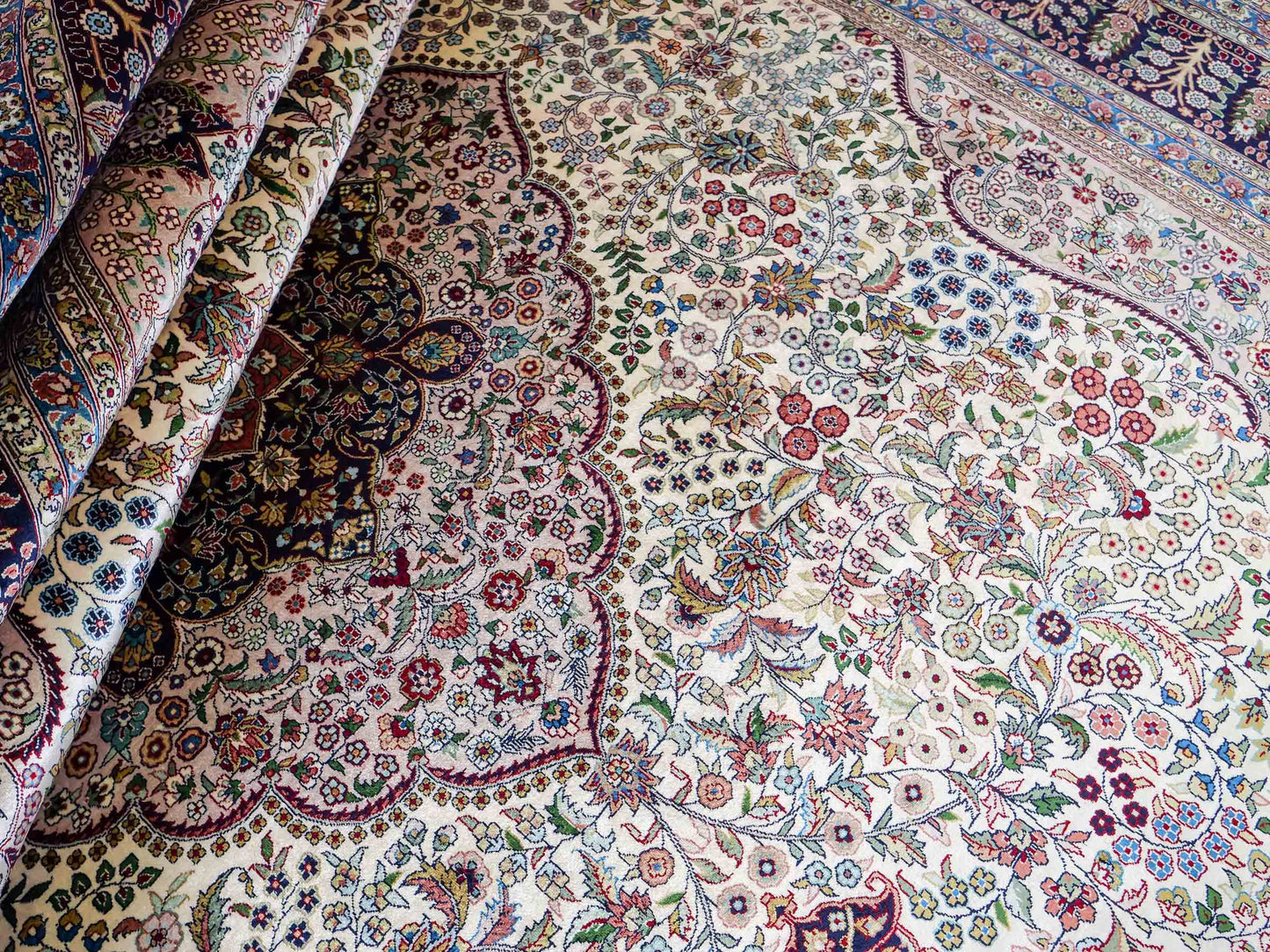 Sehr feiner, handgeknüpfter Khademi Orientteppich mit Hereke Design aus reiner Seide, weiß, blau. 277x184 cm. Vertrieb durch Jupiter Intl.