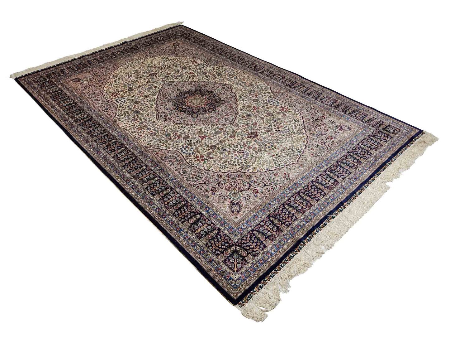 Sehr feiner, handgeknüpfter Khademi Orientteppich mit Hereke Design aus reiner Seide, weiß, blau. 277x184 cm. Vertrieb durch Jupiter Intl.