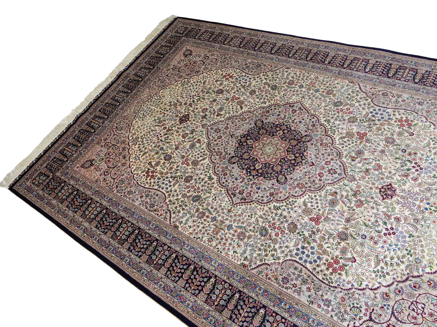 Sehr feiner, handgeknüpfter Khademi Orientteppich mit Hereke Design aus reiner Seide, weiß, blau. 277x184 cm. Vertrieb durch Jupiter Intl.