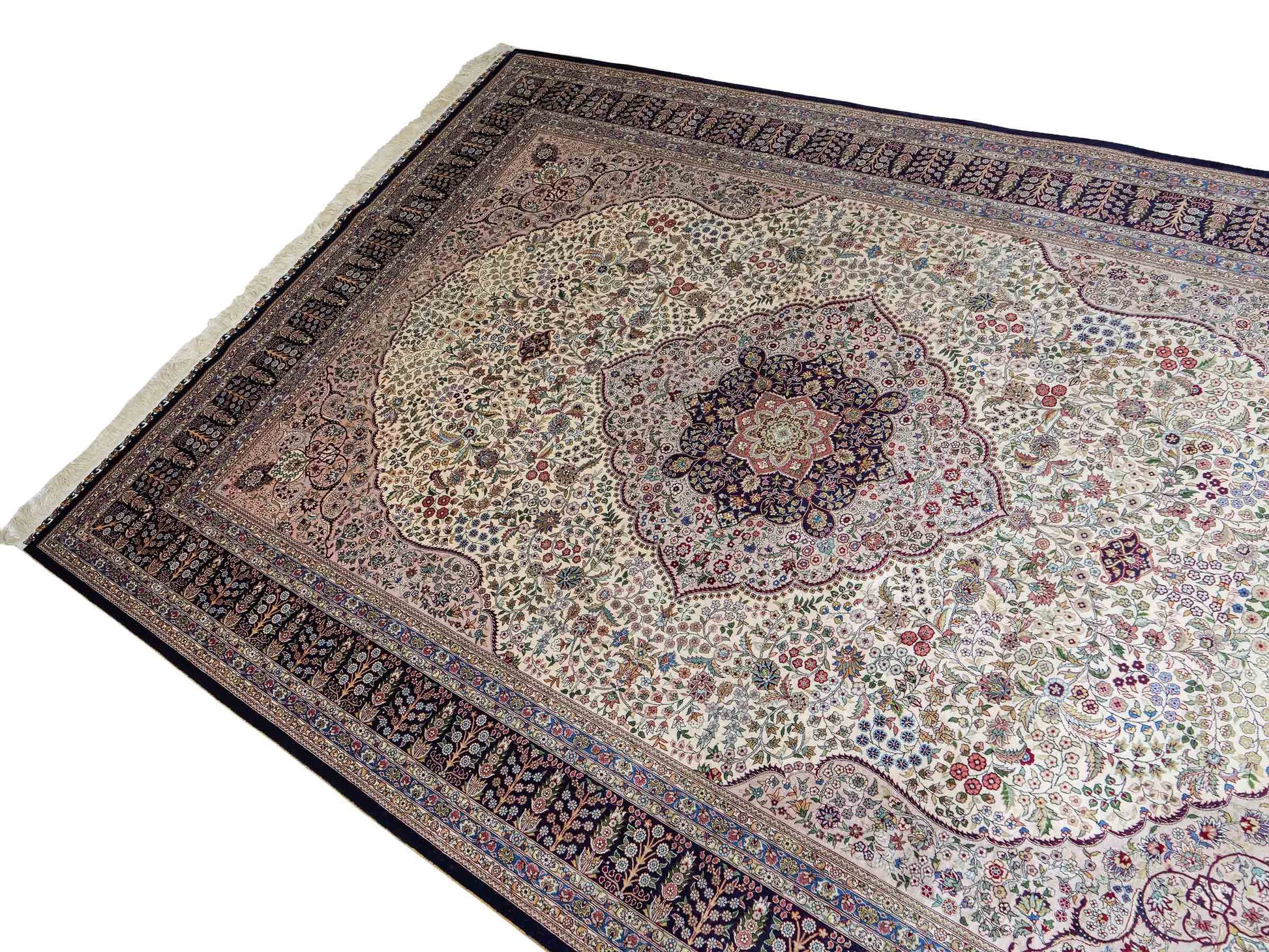 Sehr feiner, handgeknüpfter Khademi Orientteppich mit Hereke Design aus reiner Seide, weiß, blau. 277x184 cm. Vertrieb durch Jupiter Intl.