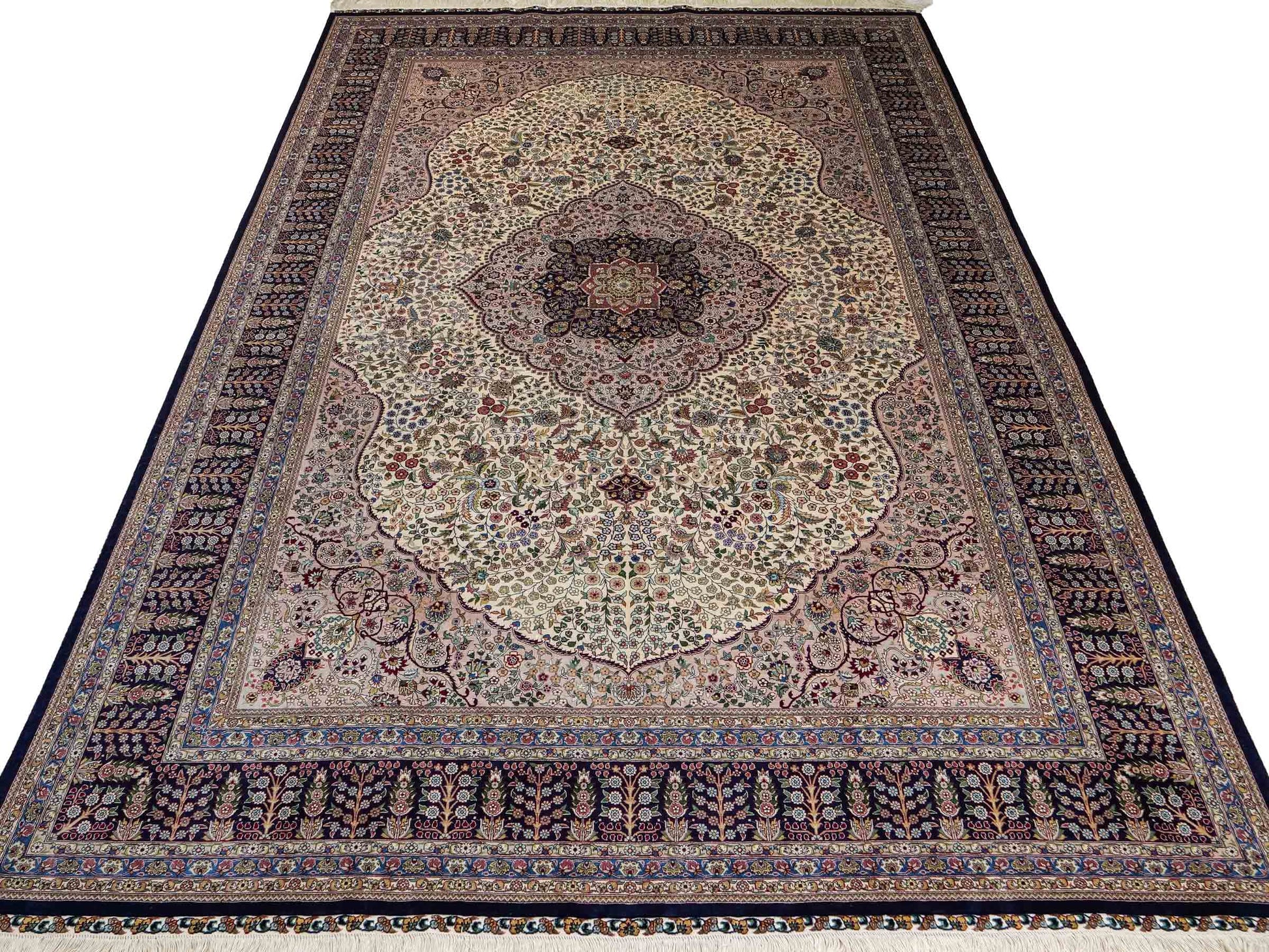 Sehr feiner, handgeknüpfter Khademi Orientteppich mit Hereke Design aus reiner Seide, weiß, blau. 277x184 cm. Vertrieb durch Jupiter Intl.