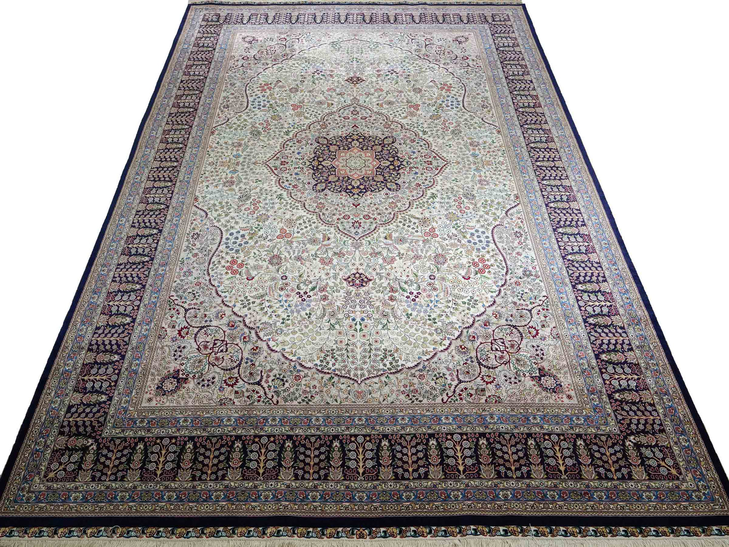 Sehr feiner, handgeknüpfter Khademi Orientteppich mit Hereke Design aus reiner Seide, weiß, blau. 277x184 cm. Vertrieb durch Jupiter Intl.