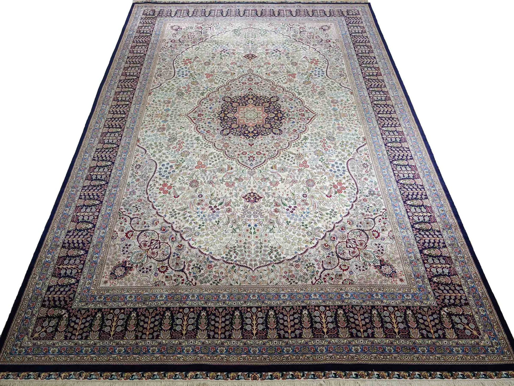 Sehr feiner, handgeknüpfter Khademi Orientteppich mit Hereke Design aus reiner Seide, weiß, blau. 277x184 cm. Vertrieb durch Jupiter Intl.
