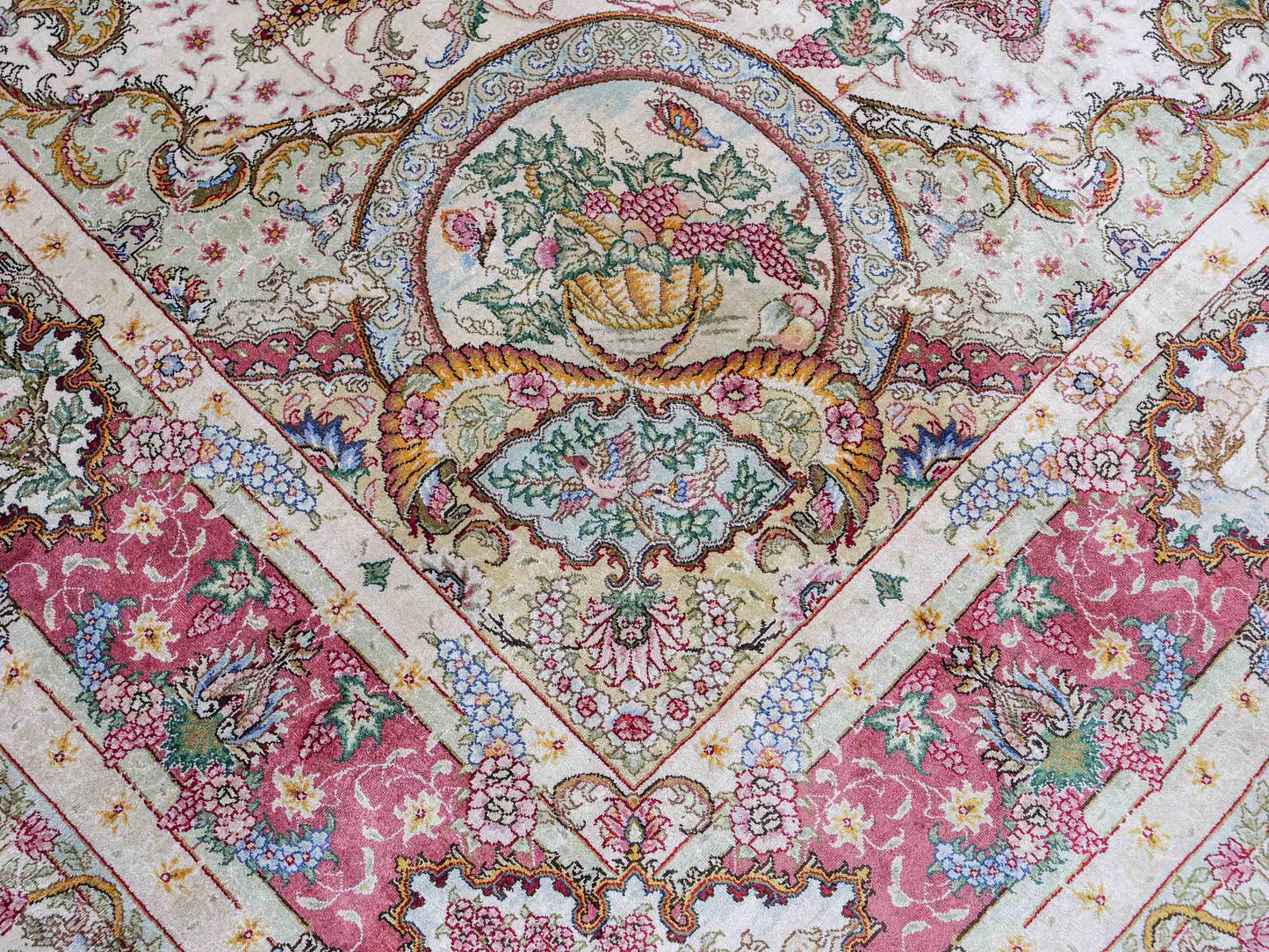 Sehr feiner, handgeknüpfter Khademi Orientteppich mit Hereke Design aus reiner Seide, creme, rosa, weiß. 278x189 cm. Vertrieb durch Jupiter Intl.