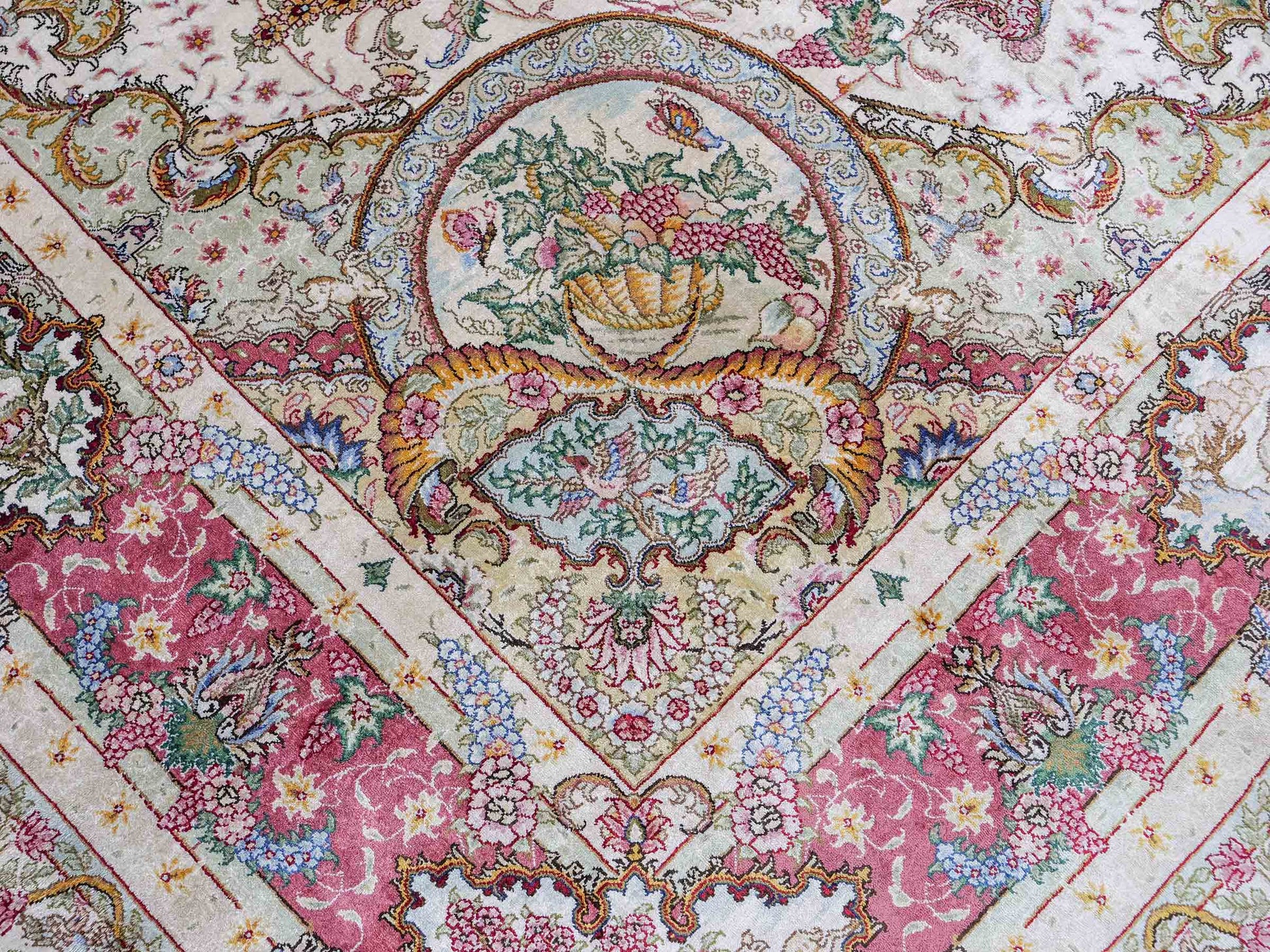 Sehr feiner, handgeknüpfter Khademi Orientteppich mit Hereke Design aus reiner Seide, creme, rosa, weiß. 278x189 cm. Vertrieb durch Jupiter Intl.