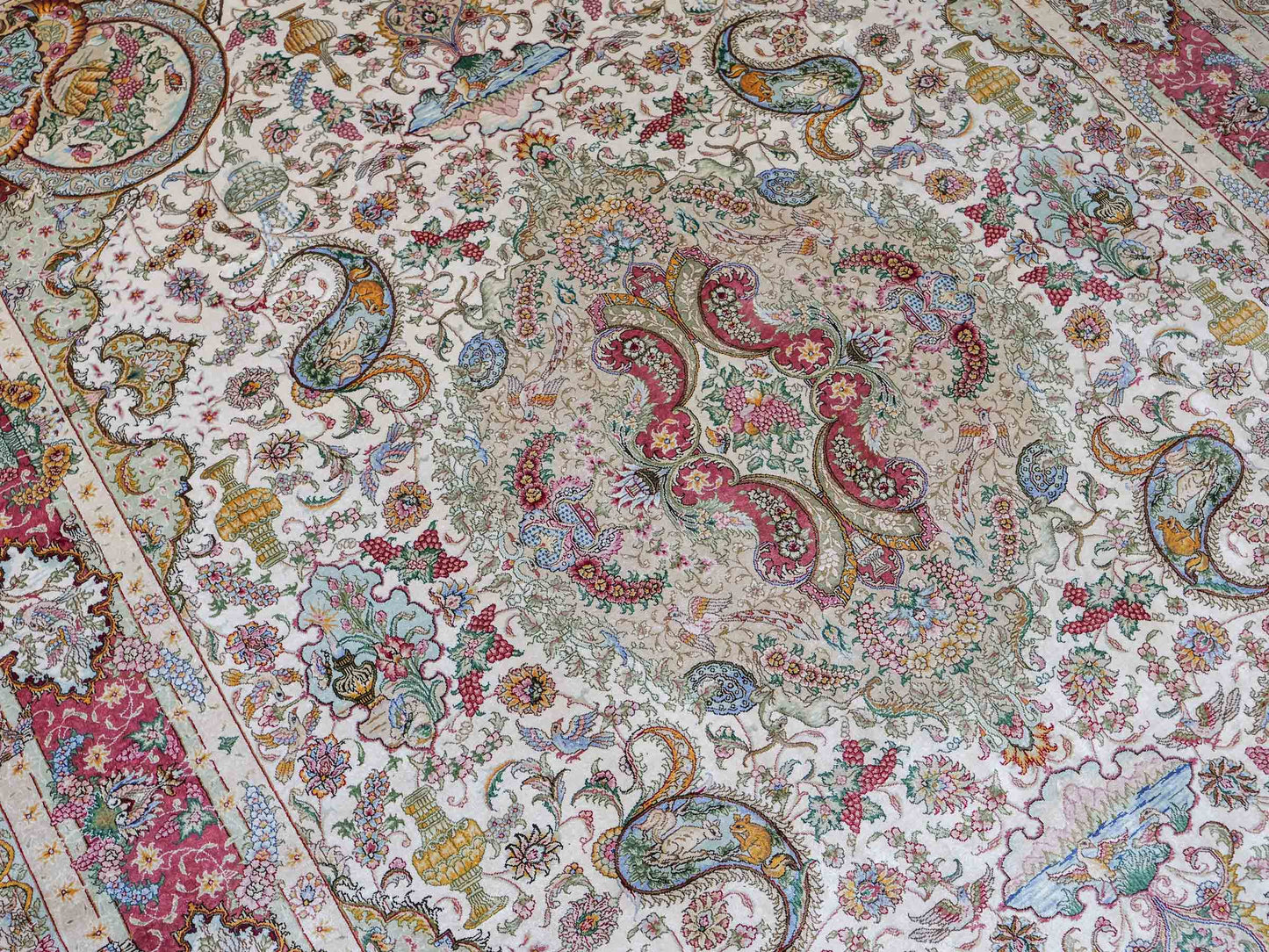 Sehr feiner, handgeknüpfter Khademi Orientteppich mit Hereke Design aus reiner Seide, creme, rosa, weiß. 278x189 cm. Vertrieb durch Jupiter Intl.