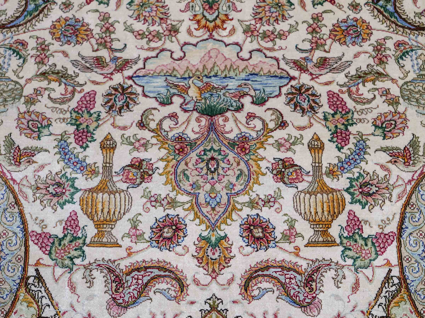 Sehr feiner, handgeknüpfter Khademi Orientteppich mit Hereke Design aus reiner Seide, creme, rosa, weiß. 278x189 cm. Vertrieb durch Jupiter Intl.
