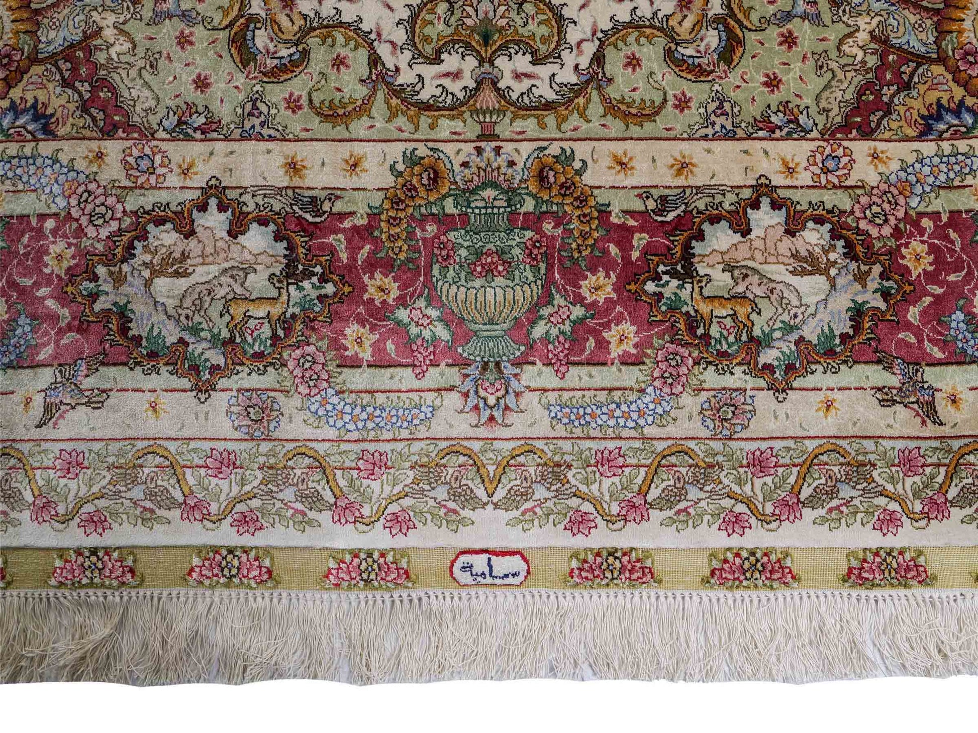 Sehr feiner, handgeknüpfter Khademi Orientteppich mit Hereke Design aus reiner Seide, creme, rosa, weiß. 278x189 cm. Vertrieb durch Jupiter Intl.