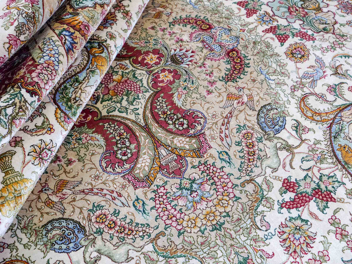 Sehr feiner, handgeknüpfter Khademi Orientteppich mit Hereke Design aus reiner Seide, creme, rosa, weiß. 278x189 cm. Vertrieb durch Jupiter Intl.