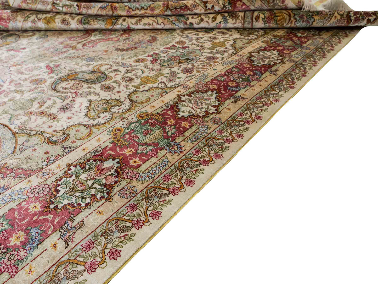 Sehr feiner, handgeknüpfter Khademi Orientteppich mit Hereke Design aus reiner Seide, creme, rosa, weiß. 278x189 cm. Vertrieb durch Jupiter Intl.