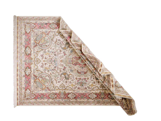 Sehr feiner, handgeknüpfter Khademi Orientteppich mit Hereke Design aus reiner Seide, creme, rosa, weiß. 278x189 cm. Vertrieb durch Jupiter Intl.