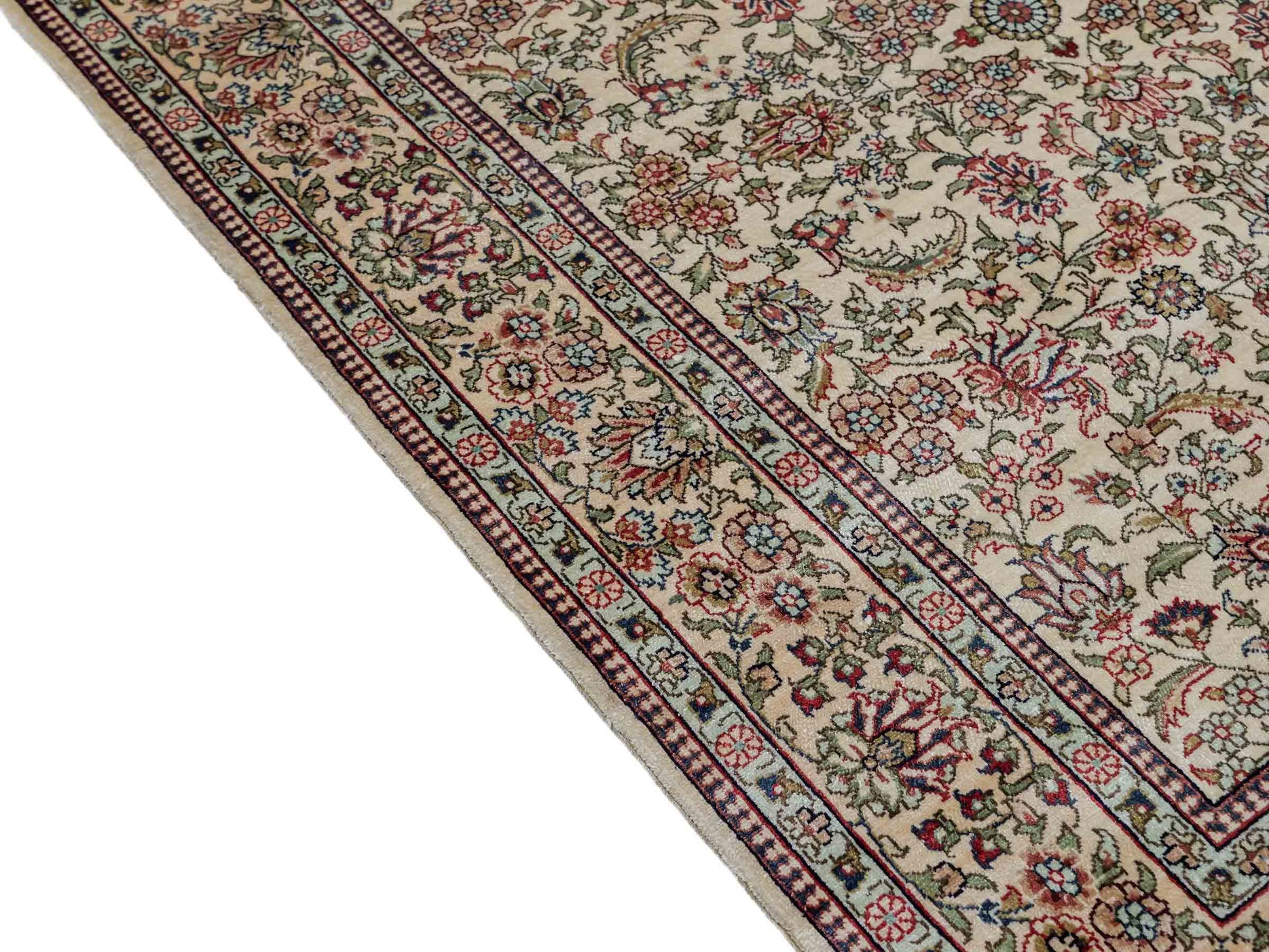 Sehr feiner, handgeknüpfter Khademi Orientteppich Läufer mit Hereke Design aus purer Seide, creme, weiß, beige. 304x76 cm. Vertrieb durch Jupiter Intl.