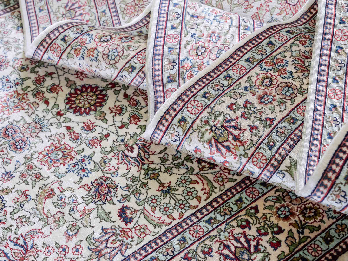 Sehr feiner, handgeknüpfter Khademi Orientteppich Läufer mit Hereke Design aus purer Seide, creme, weiß, beige. 304x76 cm. Vertrieb durch Jupiter Intl.