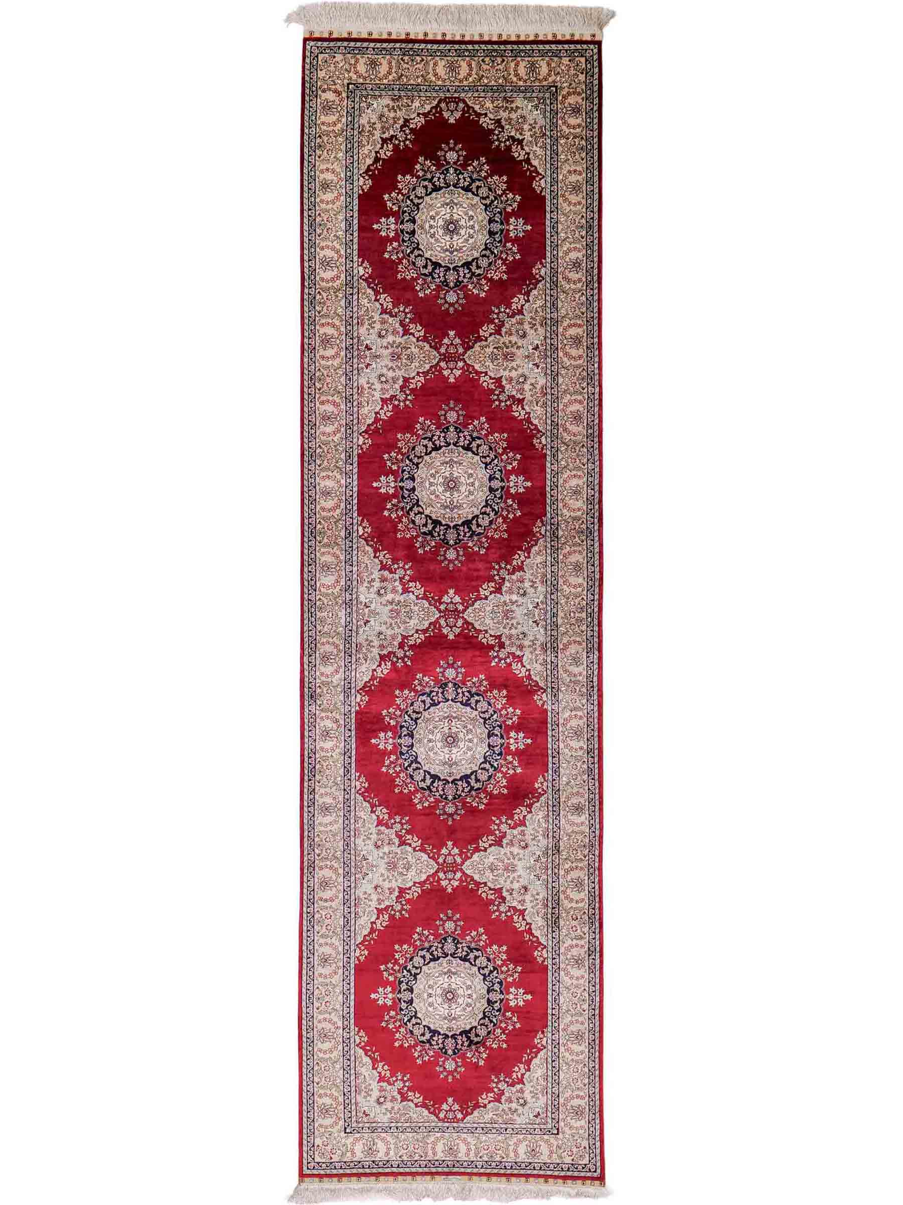 Sehr feiner, handgeknüpfter Khademi Orientteppich Läufer mit Hereke Design aus purer Seide, rot, creme. 306x79 cm. Vertrieb durch Jupiter Intl.