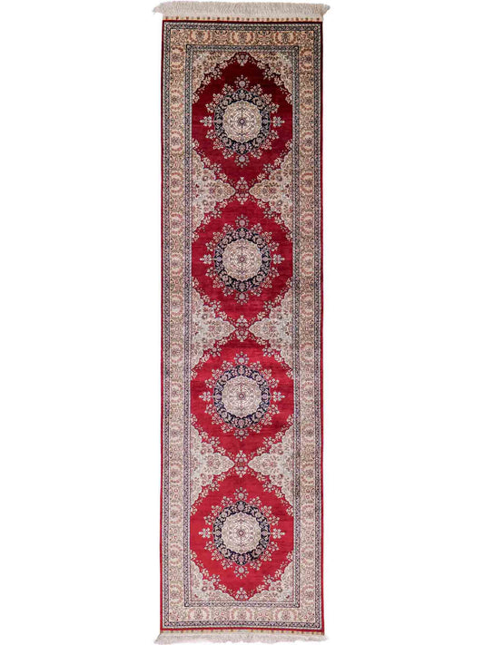 Sehr feiner, handgeknüpfter Khademi Orientteppich Läufer mit Hereke Design aus purer Seide, rot, creme. 306x79 cm. Vertrieb durch Jupiter Intl.